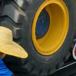 公鐵兩用裝載機(jī)牽引車(chē)